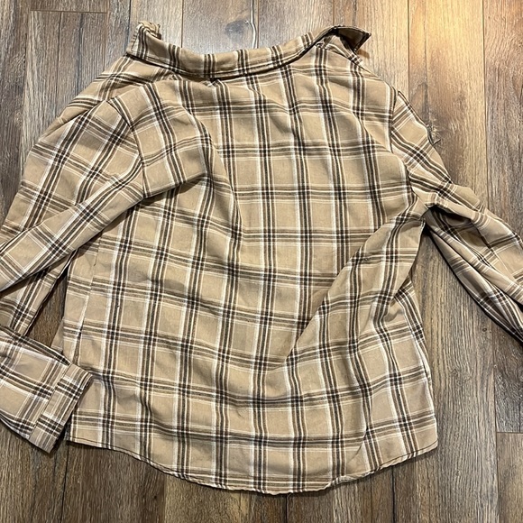 Button up size large - Picture 2 of 2
